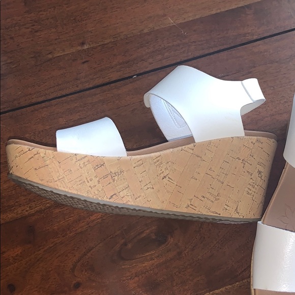 Sketchers luxeFoam White Wedge Sandals Sz 10 NWOT - Picture 3 of 9